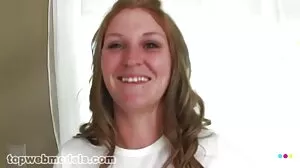 Den kurviga långbenta bruden porrvideo svensk Ashley Adams blir penetrerad i cowgirl-posen