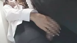 Ebony hottie Marie Luv svensk pornhub suger en stor vit penis på knäna