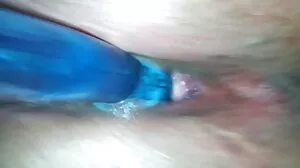 Den mycket lekfulla unga bruden Maya Woulfe suger en mogna damer porr bra gummikuk