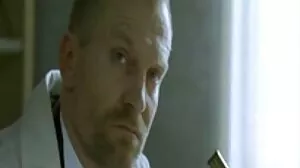 Den ganska söta bystiga bruden Erin Star öppnar sin exakta spricka bästa porn i soffan