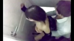 Lusty babe Destiny Cruz visar svensk porn tube upp sitt våta hål i närbilden