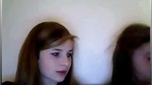 Två sensuella brudar Vienna Black och Zoey svensk analsex Taylor leker med fittor
