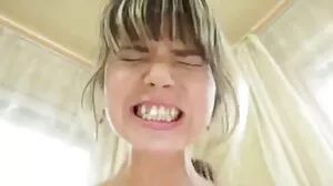 Den söta tonåringen Monika Wild sväljer lasset efter analt porrfilm gamla damer knull