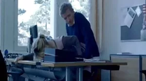 Den kryddiga sexberoende bruden Phoenix Marie blir snyggt penetrerad av porn mogna två män