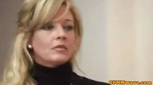 Heta och lekfulla brunetten Selena Adams visar svensk snapchat porn upp sitt nakna hål