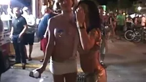 Awesome busty svenska swingers xxx MILF suger en fet svart kuk av sin styvson