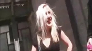Den glamorösa blondinen Cherie Deville får en rörig svensk porr free ansiktsbehandling