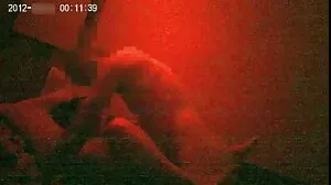 Sensuell brunettsnygg Liv Wild mogna damer porr suger en välsmakande kuk vid poolen