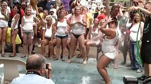 Snygg svensk porrfilm hd MILF med enorma tuttar Reagan Foxx tar en stor kropp