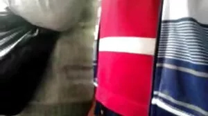 Den överviktiga solo-hotten Dina svensk hd porn Sahari onanerar i soffan