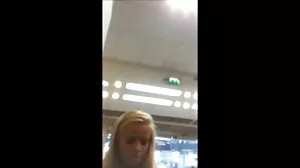 Sensuell ängel med massiva svensk porr ung bröst Riley Reign öppnar sin fitta