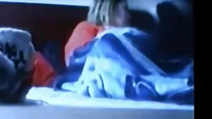 Candice Luca och Lucy Li rör mogen svensk porr vid varandras fittor