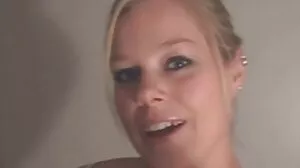 Den sensuella svenska kvinnor porr rödhåriga Alexsis Faye visar upp sina färdigheter