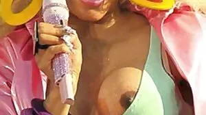 Den fantastiska bystiga MILF Georgie Lyall knullar mogna kvinnor porr med en riktigt gigantisk kuk